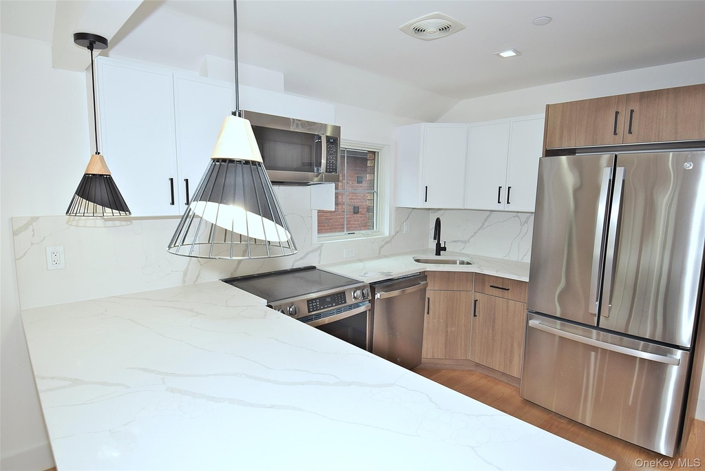 38-36 215st - Photo 5