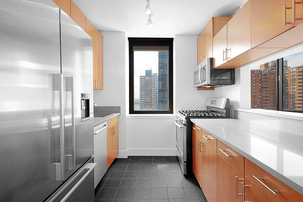 420 West 42nd Street - Photo 3
