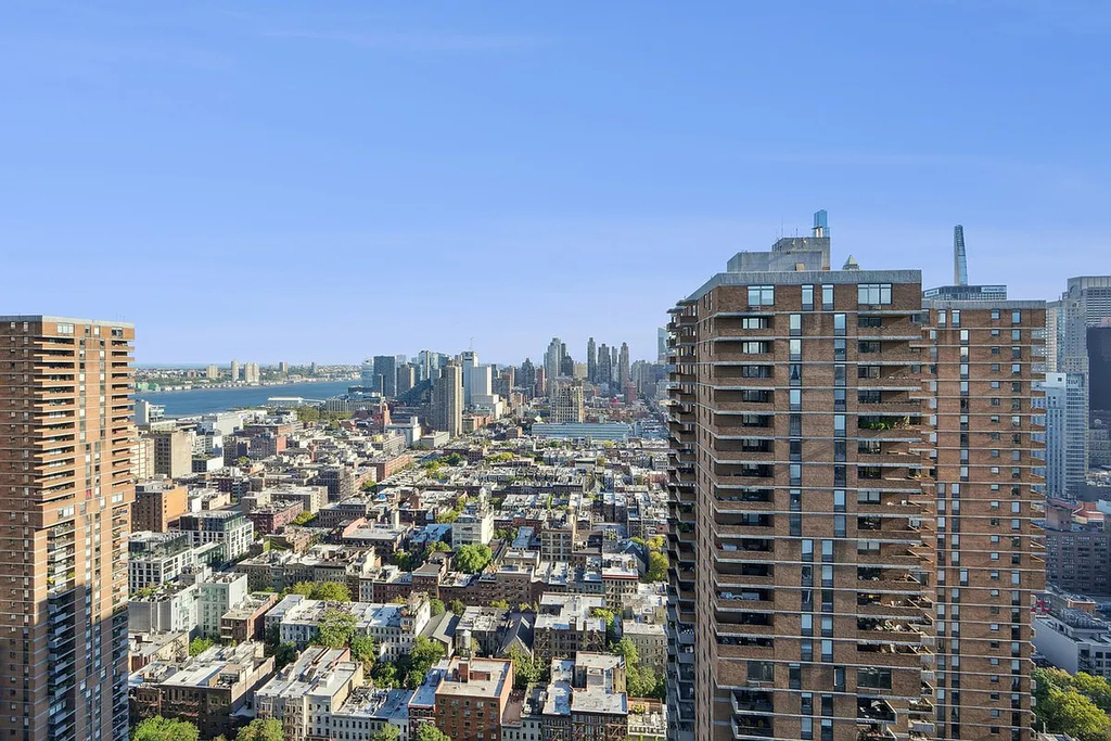 420 West 42nd Street - Photo 11