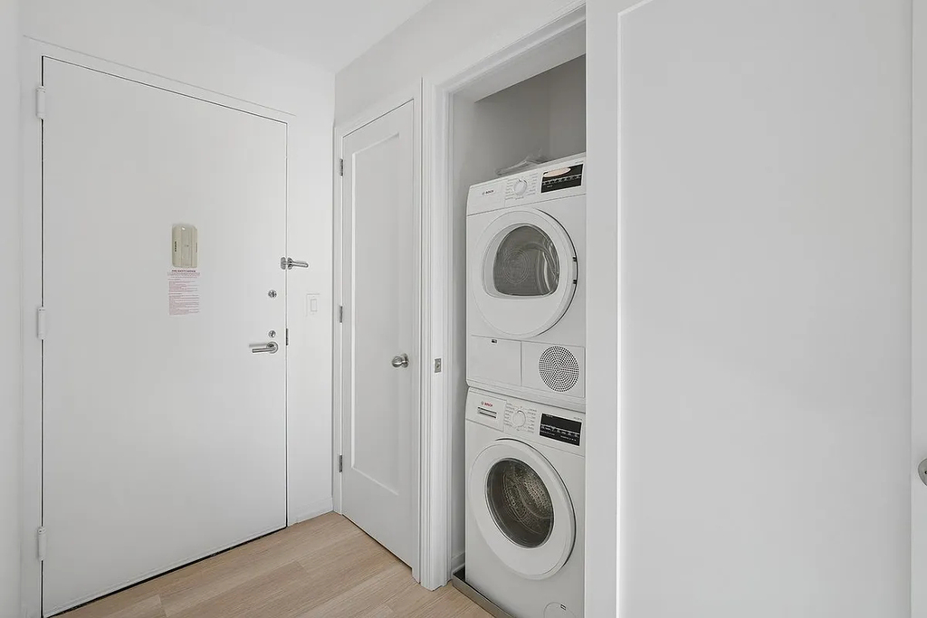 420 West 42nd Street - Photo 4