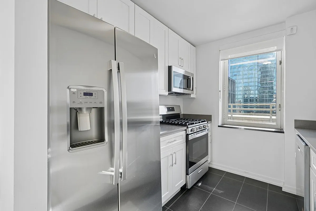 420 West 42nd Street - Photo 3