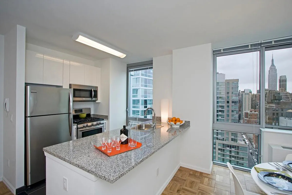 505 West 37th Street - Photo 3