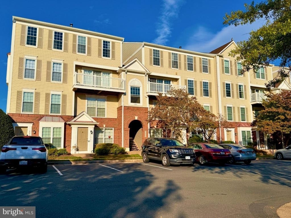 46924 Courtyard Square - Photo 0