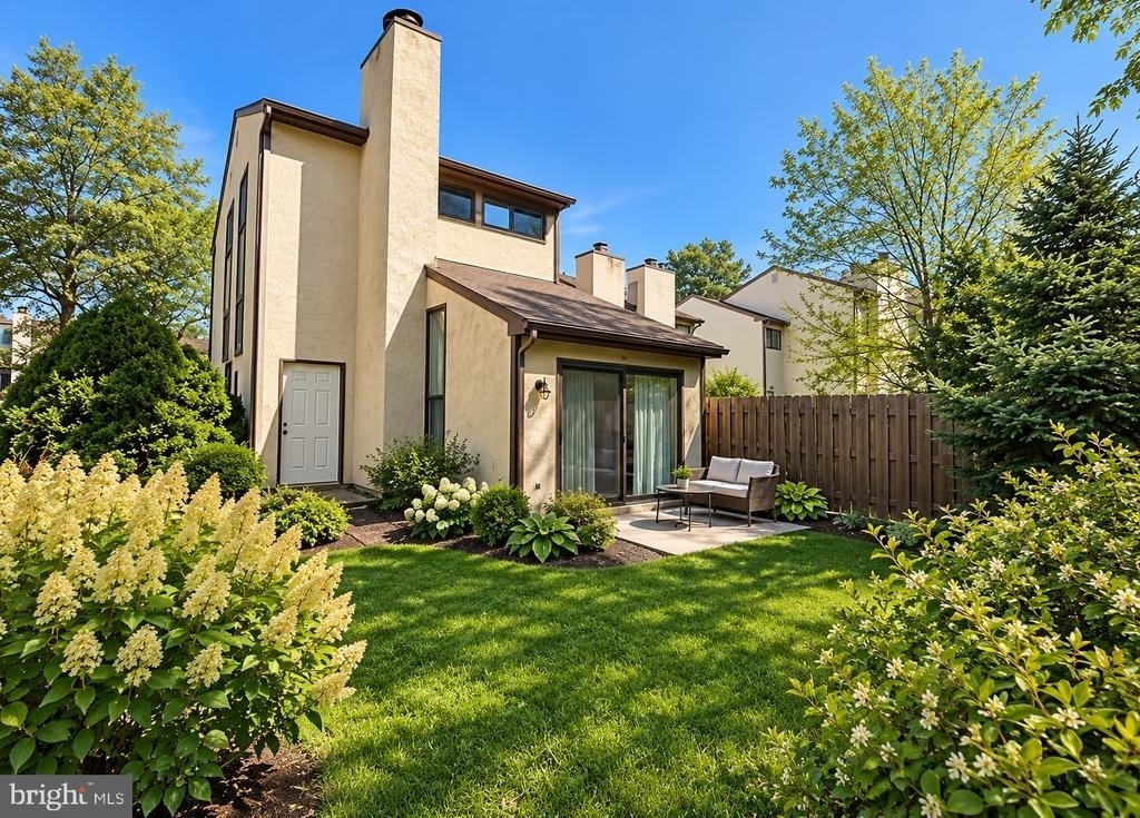 110 Palace Court - Photo 1