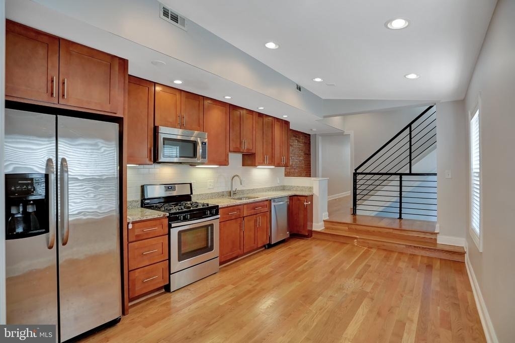 2127 E Lombard Street E - Photo 2