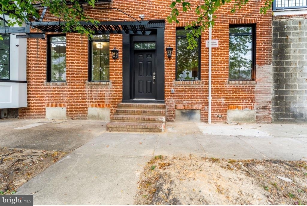1100 W Lafayette Avenue - Photo 1