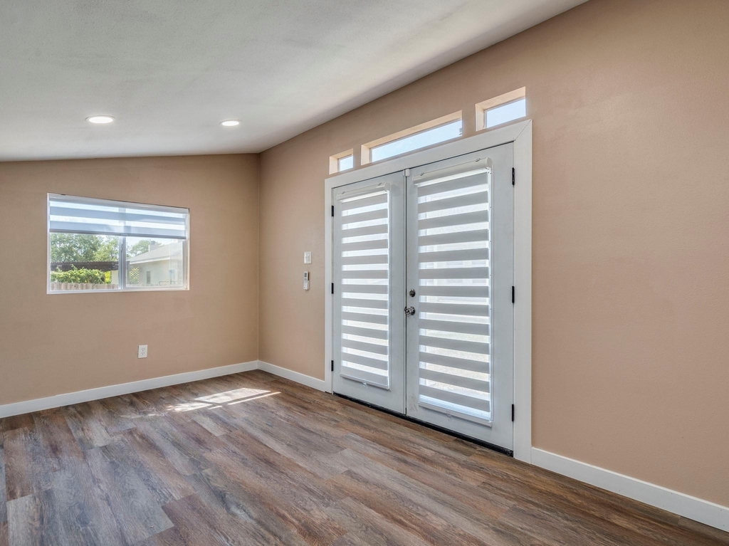 112 Maplewood N - Photo 2