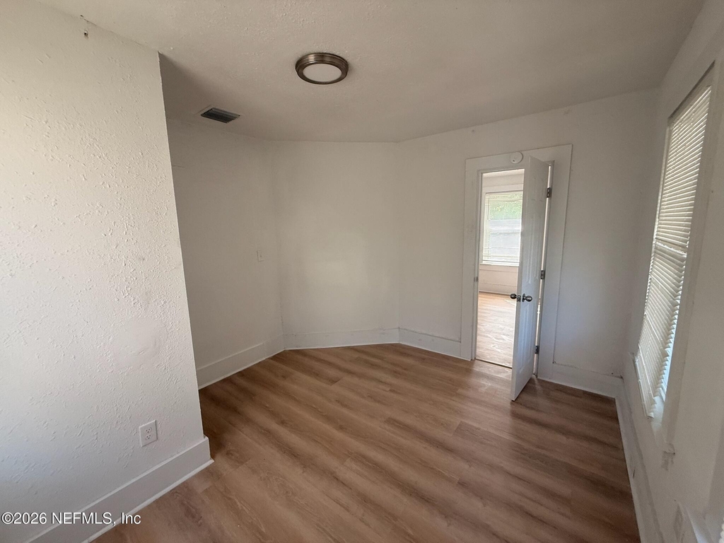 1658 W 4th Street - Photo 4
