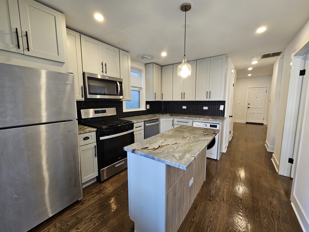 2541 N Southport Avenue - Photo 12