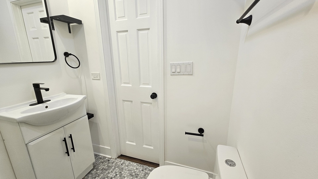 2541 N Southport Avenue - Photo 15