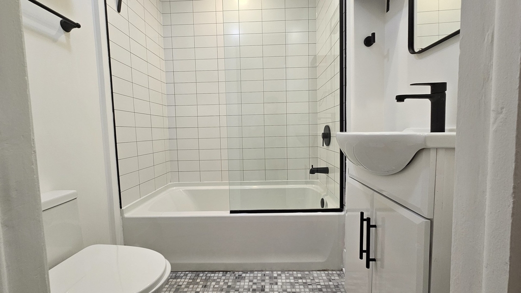 2541 N Southport Avenue - Photo 14