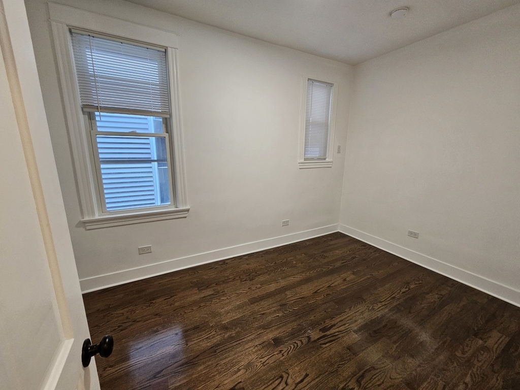 2541 N Southport Avenue - Photo 4