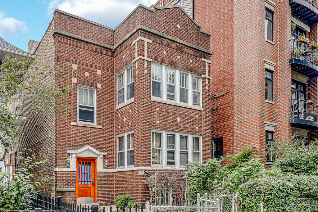 5814 N Winthrop Avenue - Photo 2