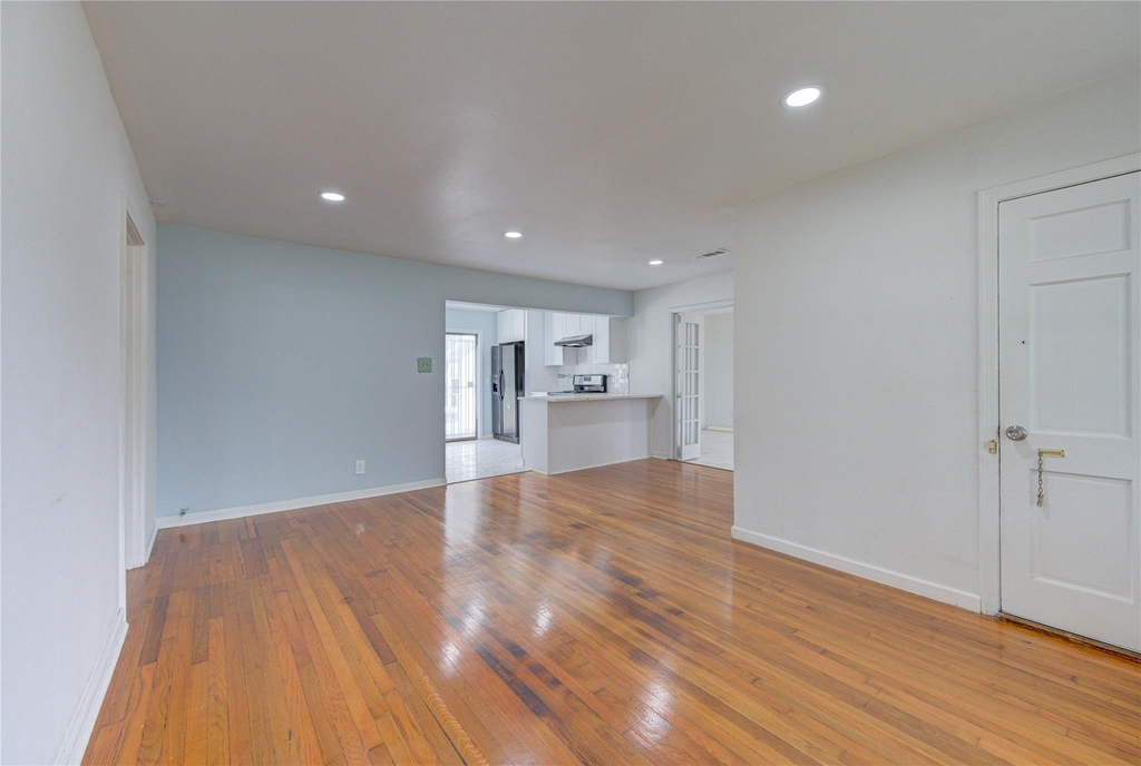 6919 Schiller Street - Photo 4