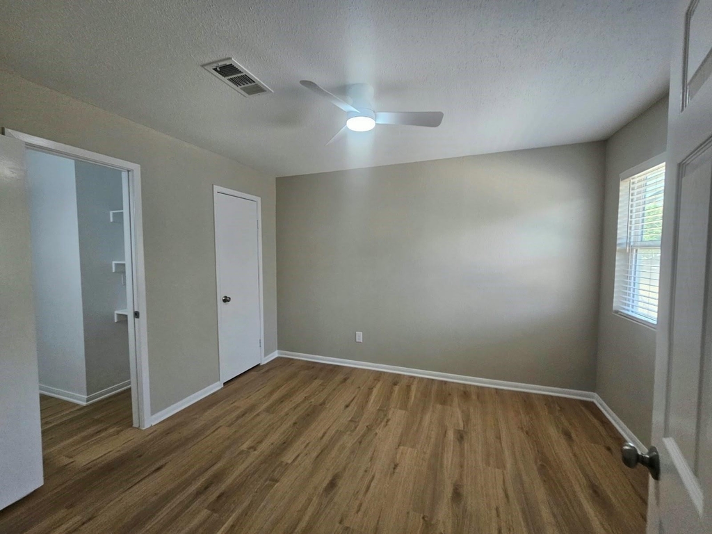 736 Memorial Mews Street - Photo 9