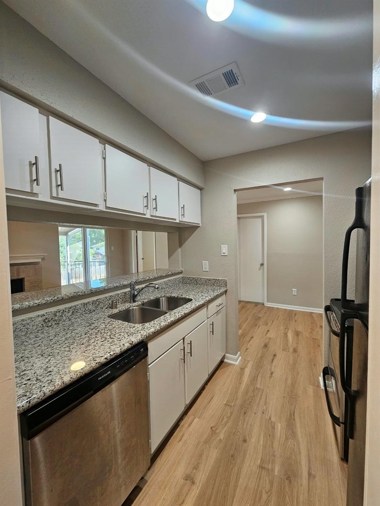 736 Memorial Mews Street - Photo 5