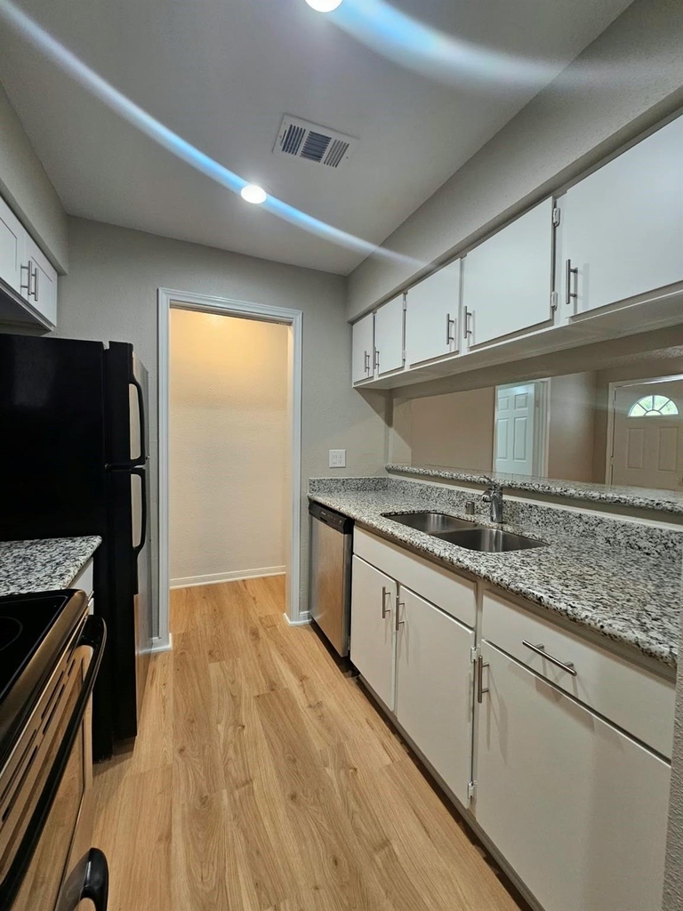 736 Memorial Mews Street - Photo 3
