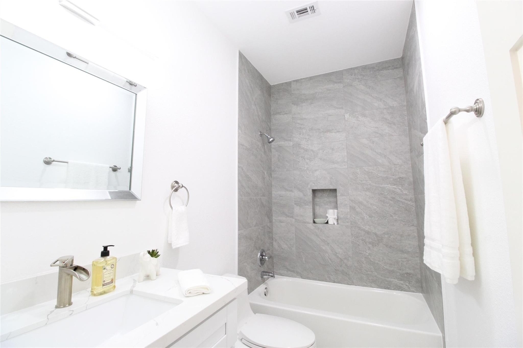 407 Vincent Street - Photo 3
