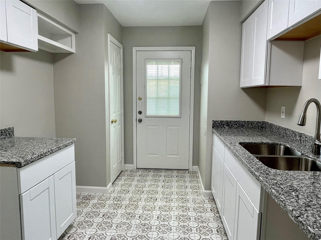 1914 Larrabee Street - Photo 2