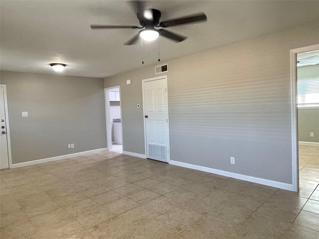 1914 Larrabee Street - Photo 5