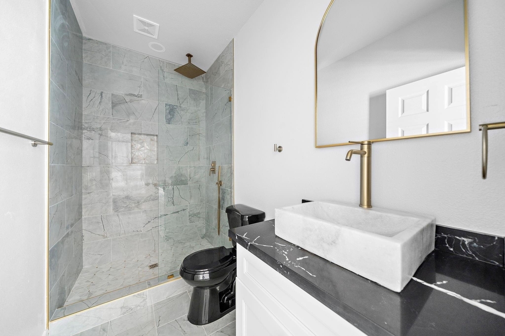 1009 8th Street - Photo 3