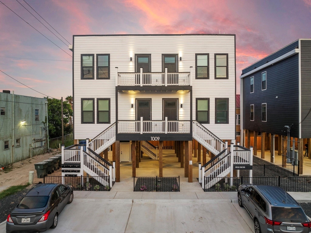 1009 8th Street - Photo 0