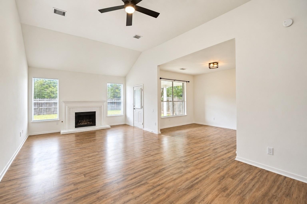 2922 Veva Drive - Photo 4