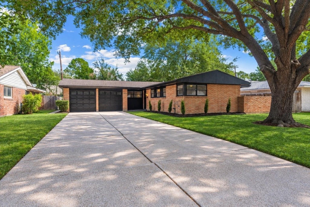 2303 Willowby - Photo 0