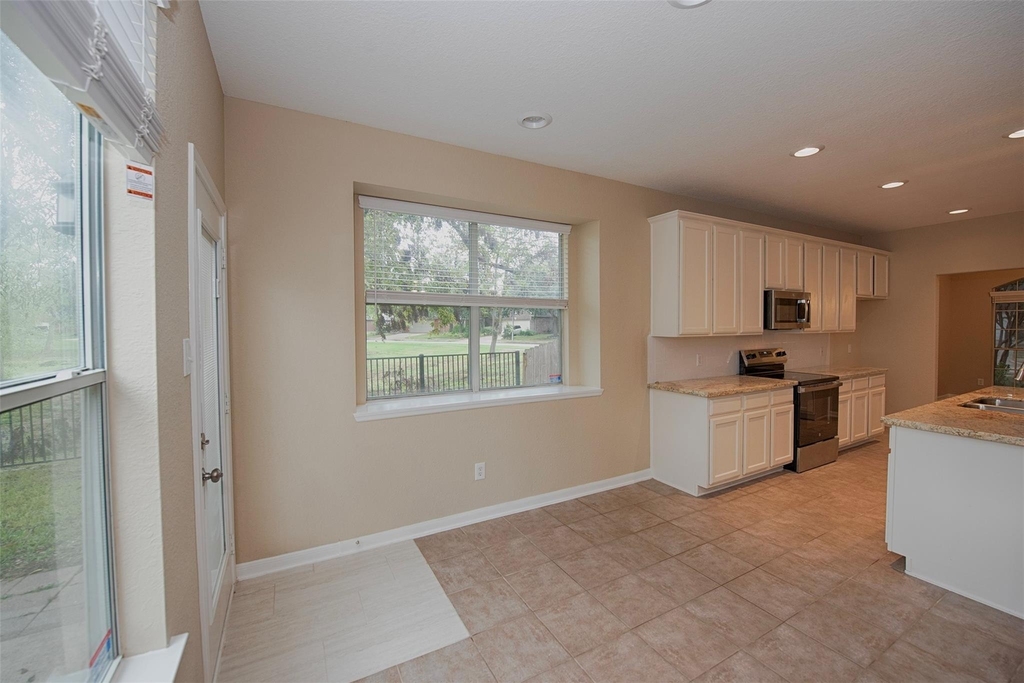 10411 Village Lake Drive - Photo 14