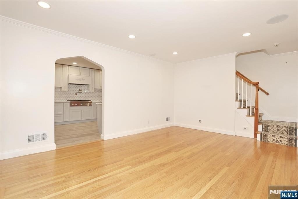 434 Hasbrouck - Photo 4