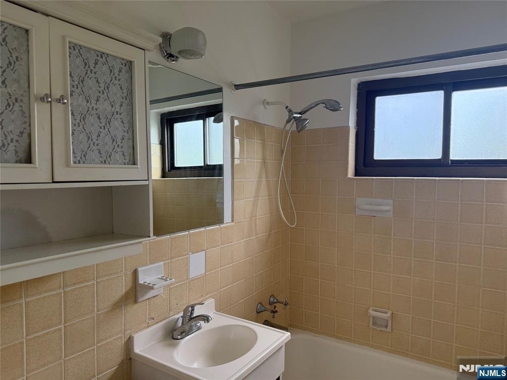 3040 Edwin - Photo 3