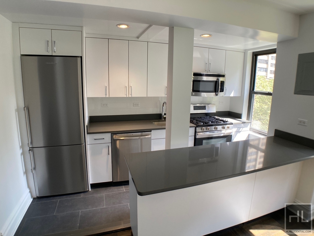 East 38 Street - Photo 5