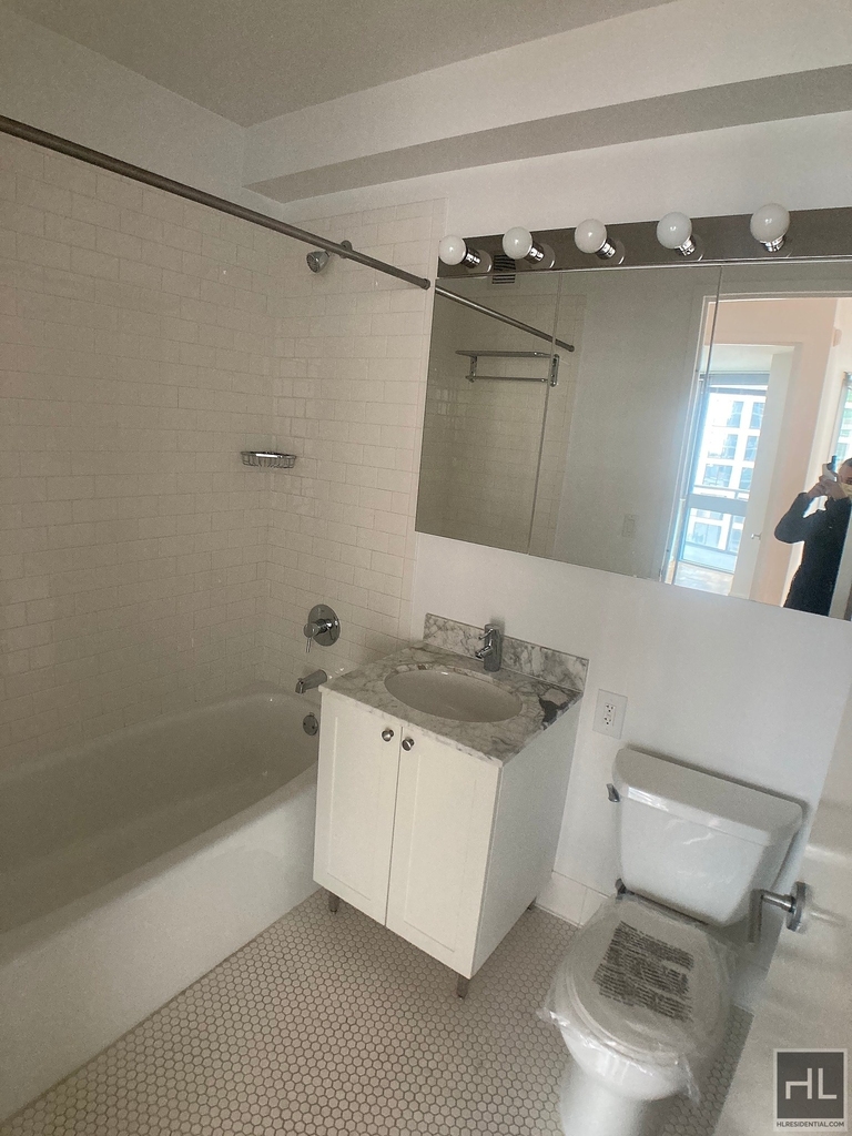 West 37th Street - Photo 4