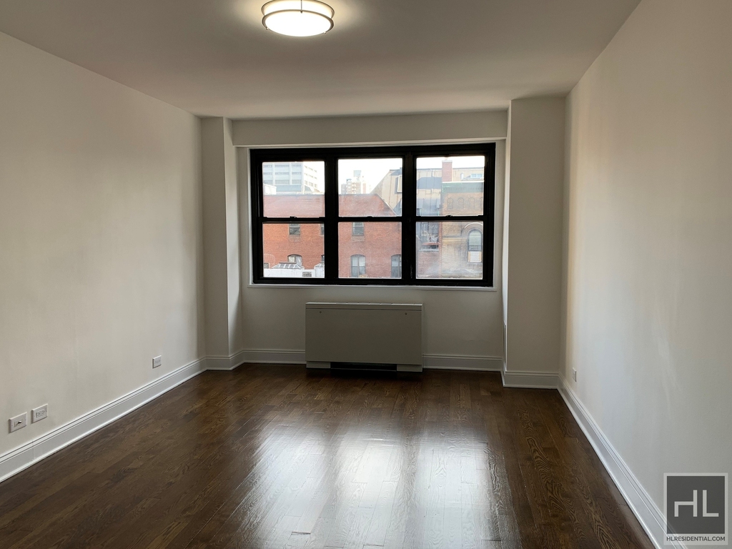 E 16 St - Photo 1