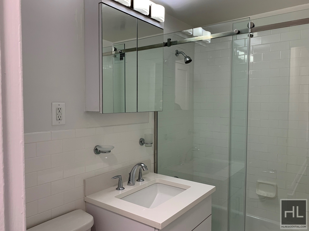 E 16 St - Photo 4