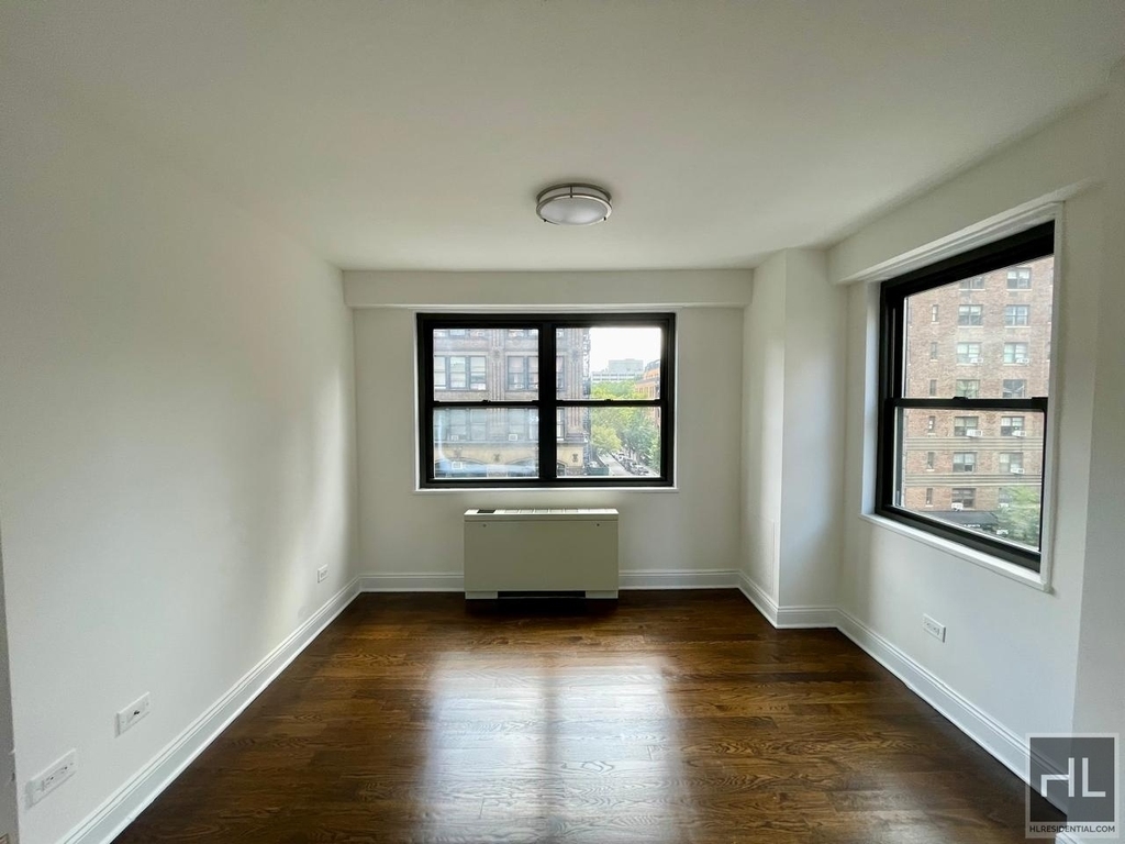 E 16 St - Photo 2