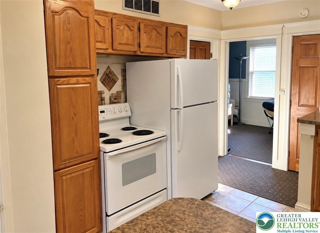 1213 Stanley Street - Photo 3