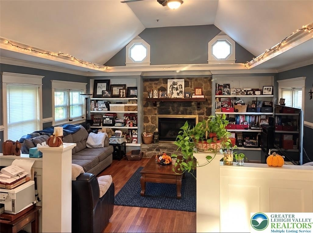1213 Stanley Street - Photo 2