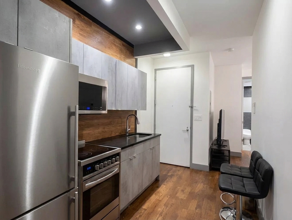 376 Graham Avenue - Photo 1