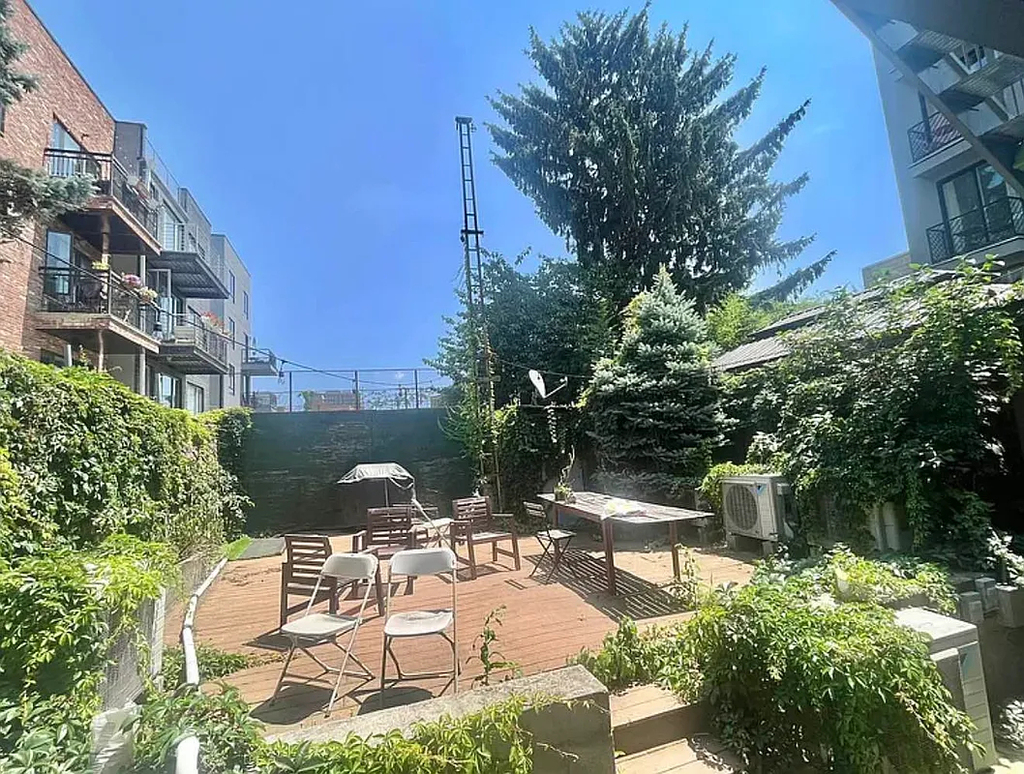 376 Graham Avenue - Photo 6