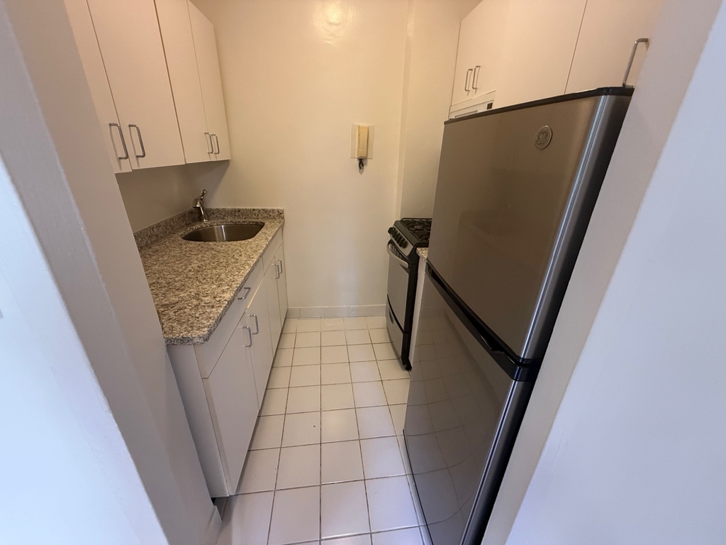 412 East 55th Street - Photo 3
