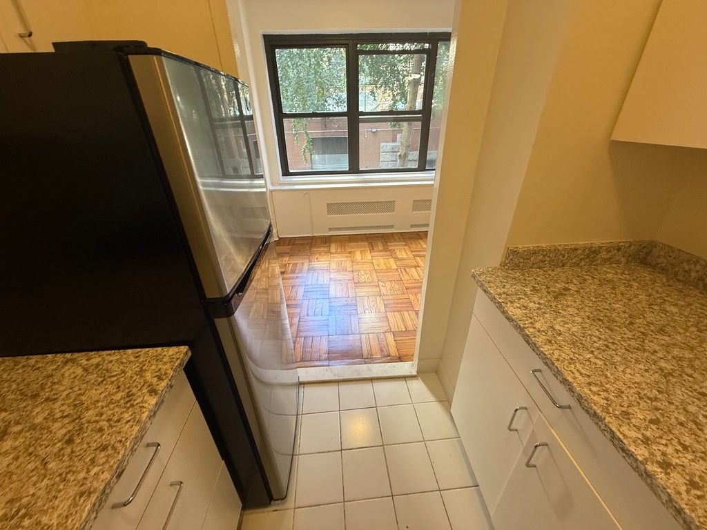 412 East 55th Street - Photo 5