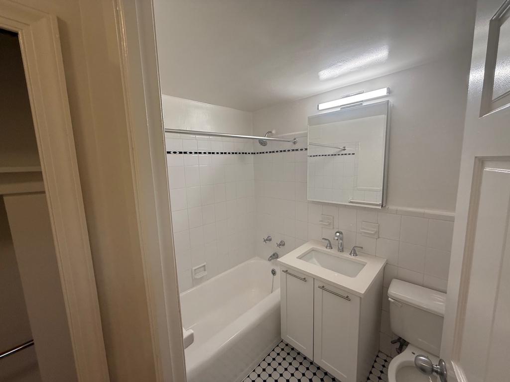 412 East 55th Street - Photo 8