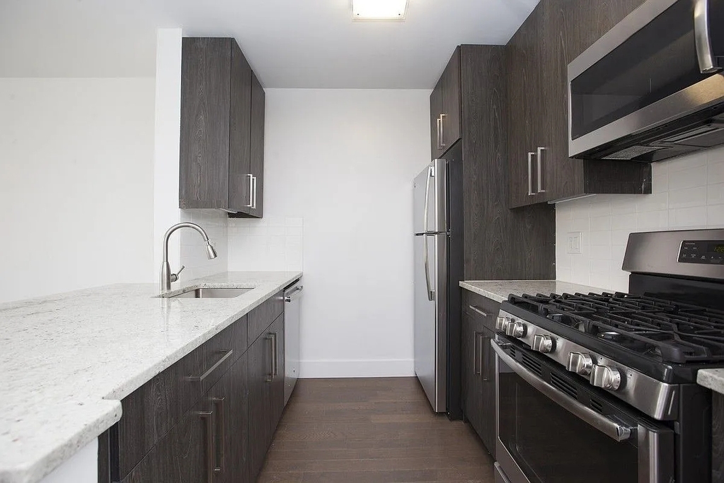 Battery Place, Unit 810 - Photo 1