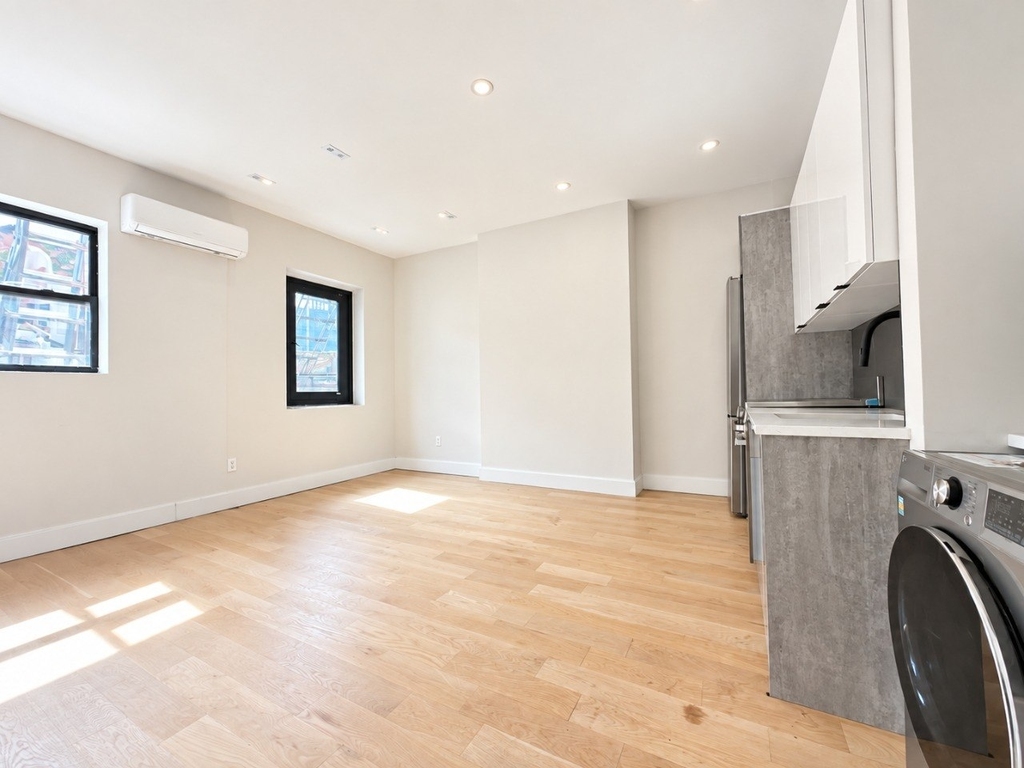 72 Greenpoint Avenue - Photo 0