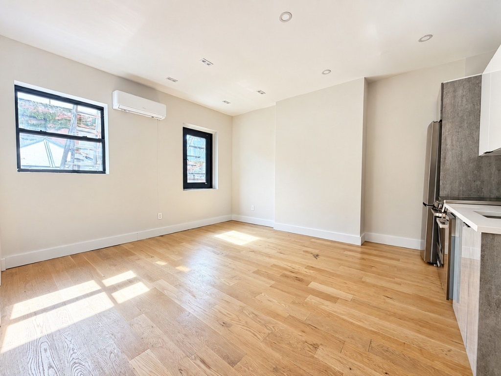 72 Greenpoint Avenue - Photo 3