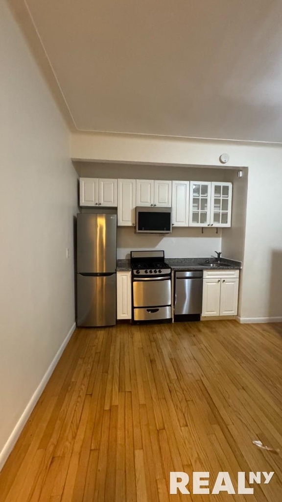 W 13th St - Photo 1