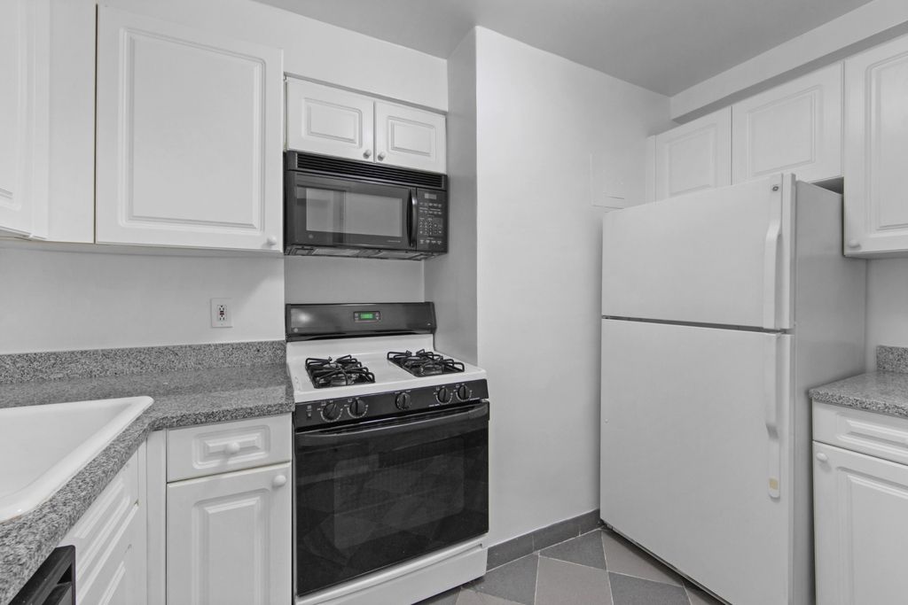 340 East 51st Street - Photo 4