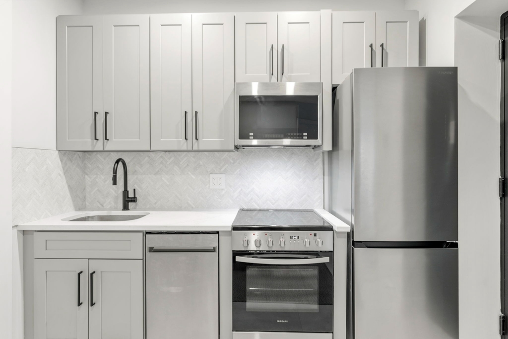315 West Broadway - Photo 2