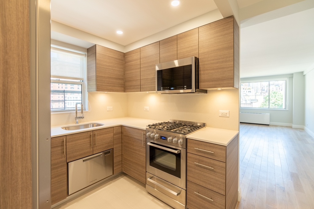 340 East 51st Street - Photo 4